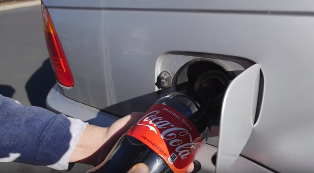 Triunfa al mostrar lo que ocurre al echar Coca-Cola al depósito del coche