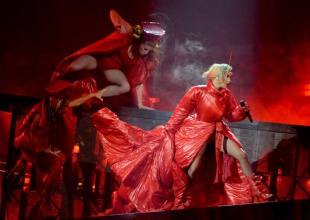 Lady Gaga enloquece a sus “pequeños monstruos” en Barcelona