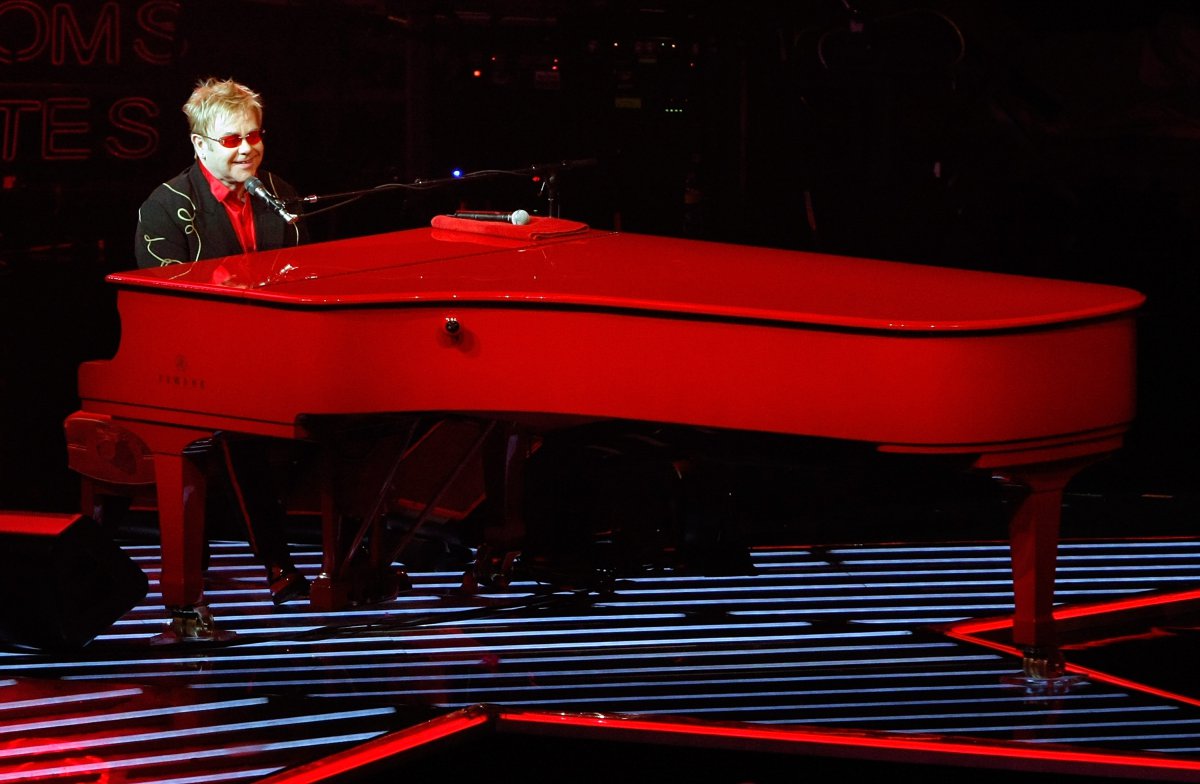 Elton John: algunos de sus momentos más memorables sobre el escenario