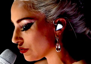 ¿Por qué nos ha sorprendido la puesta en escena de Lady Gaga en los Grammy?