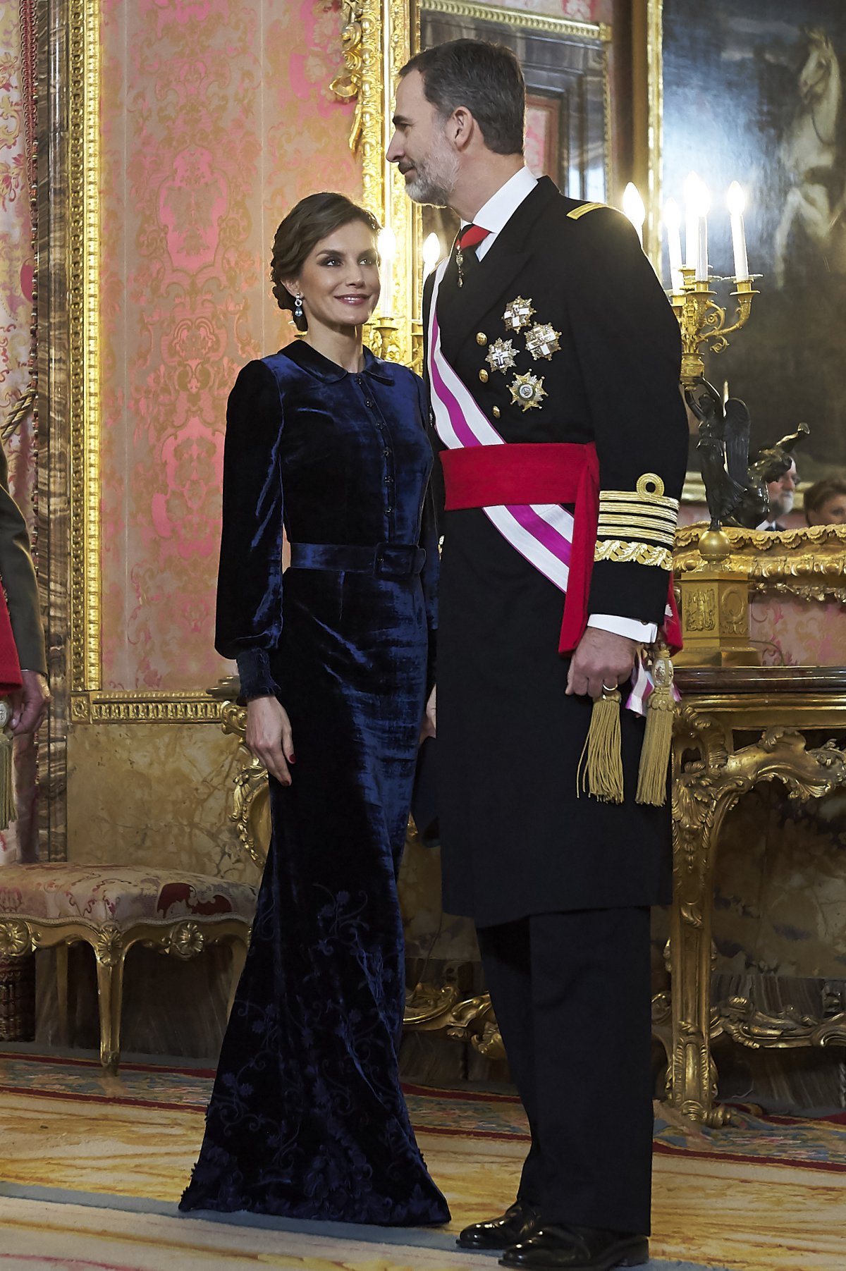 La reina Letizia comienza el año dando una lección de estilo en azul
