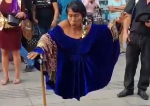 Esta mujer levita sobre un bastón (y no es coña)
