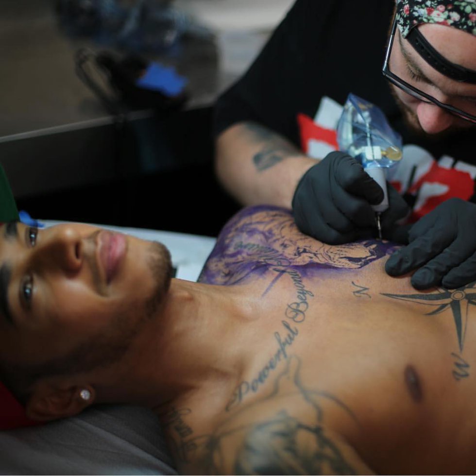 Keith McCurdy, el hombre que se deja tatuar por los famosos