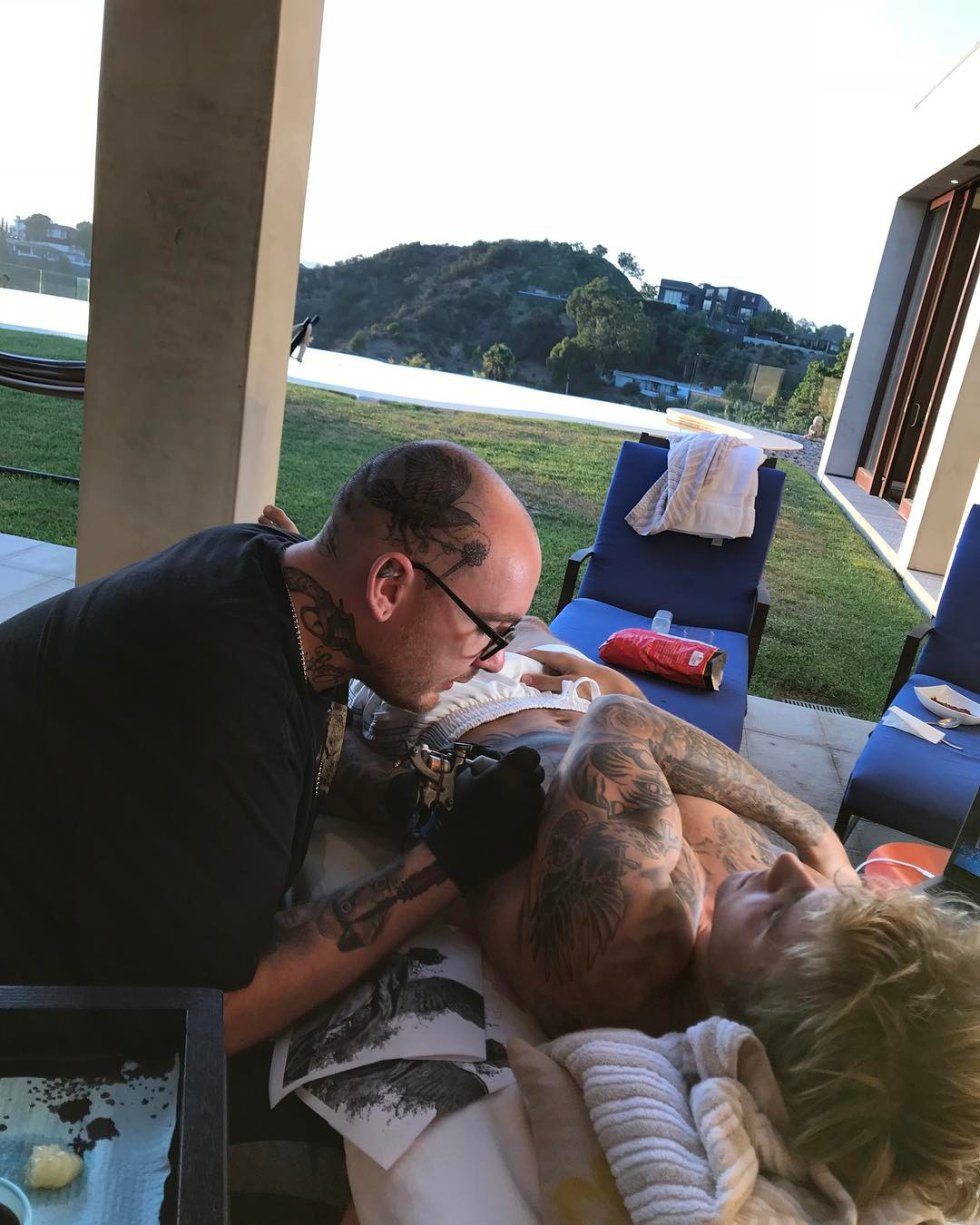Keith McCurdy, el hombre que se deja tatuar por los famosos