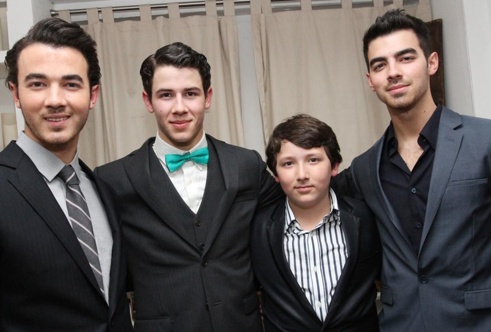 El cuarto hermano de los Jonas Brothers ya no es un niño