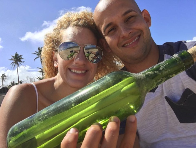 Dos gallegos lanzaron una botella al mar en 2016... y ha aparecido en Puerto Rico