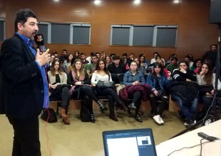 Tony Aguilar charló con los universitarios en Talavera