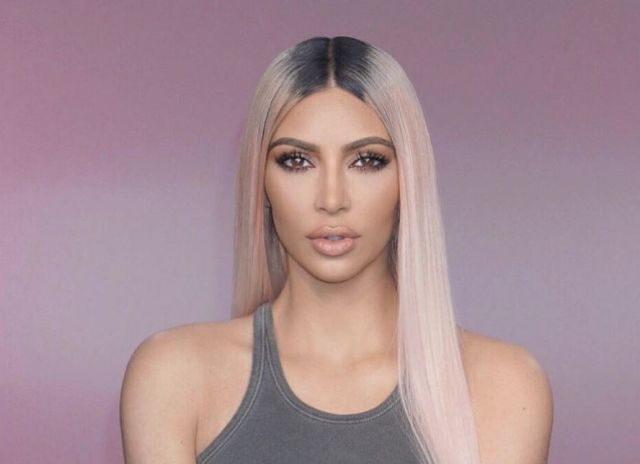 4 Cosas que nos desconciertan del retrato familiar de Kim Kardashian