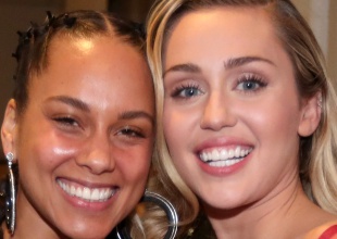 Miley Cyrus y Alicia Keys traman algo