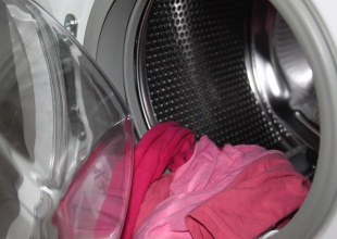 La foto viral que enseña a dónde van los calcetines en la lavadora