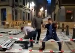 Tres amigos a lo loco en Gijón: posiblemente, el vídeo del año