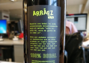 Chimo Bayo arrasa en Twitter con la peculiar etiqueta de su vino