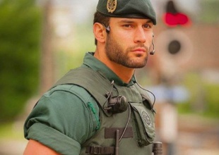 El Guardia Civil que arrasó en Twitter ficha por una agencia de modelos
