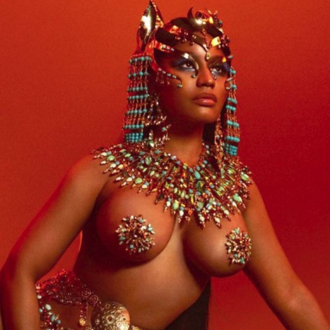 Nicki Minaj se convierte en una sexy Cleopatra para su nuevo disco
