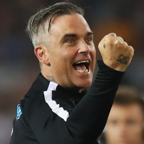Robbie Williams da el pistoletazo de salida al Mundial con peineta incluida