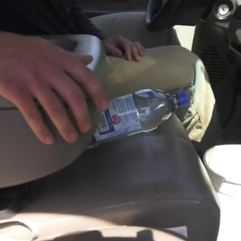 Jamás dejes una botella de plástico con agua dentro del coche