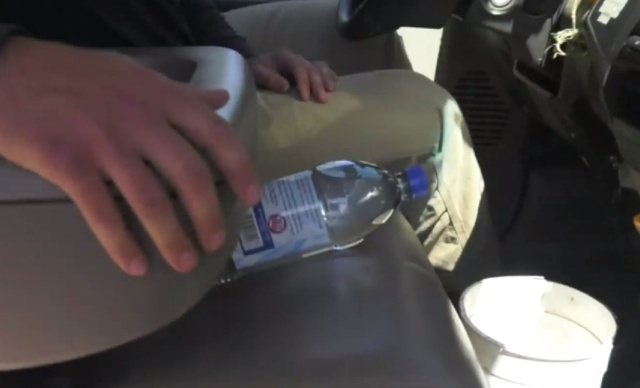Jamás dejes una botella de plástico con agua dentro del coche