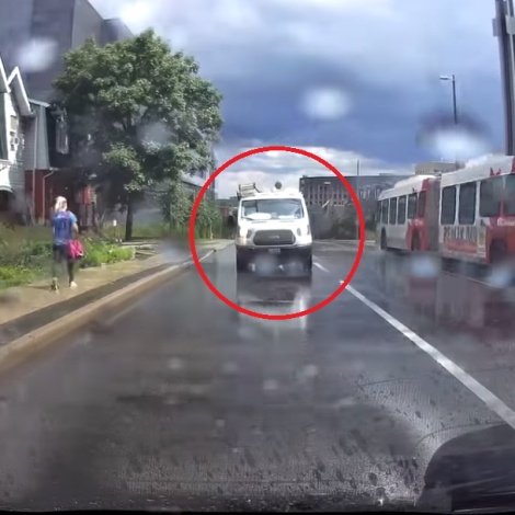 Despiden al conductor de la furgoneta tras hacerse viral este vídeo