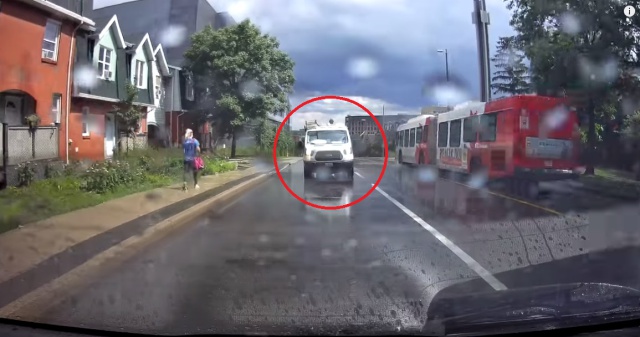 Despiden al conductor de la furgoneta tras hacerse viral este vídeo
