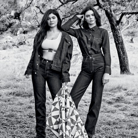 Las hermanas Kardashian se unen en una campaña pasada de Photoshop
