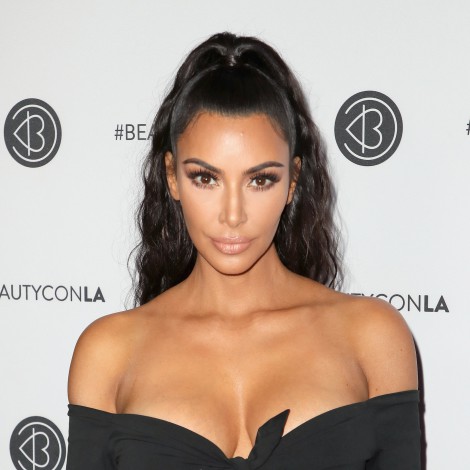 En bragas y a lo loco: Así promociona Kim Kardashian las últimas Yeezy