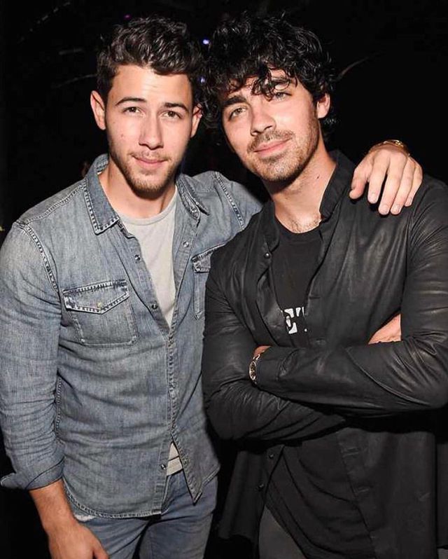 Primera foto de una doble cita de Nick y Joe Jonas con sus prometidas