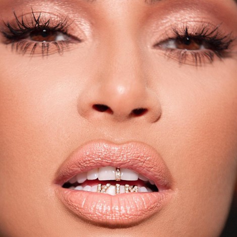 J Balvin, Kim Kardashian y su arriesgado estilismo dental