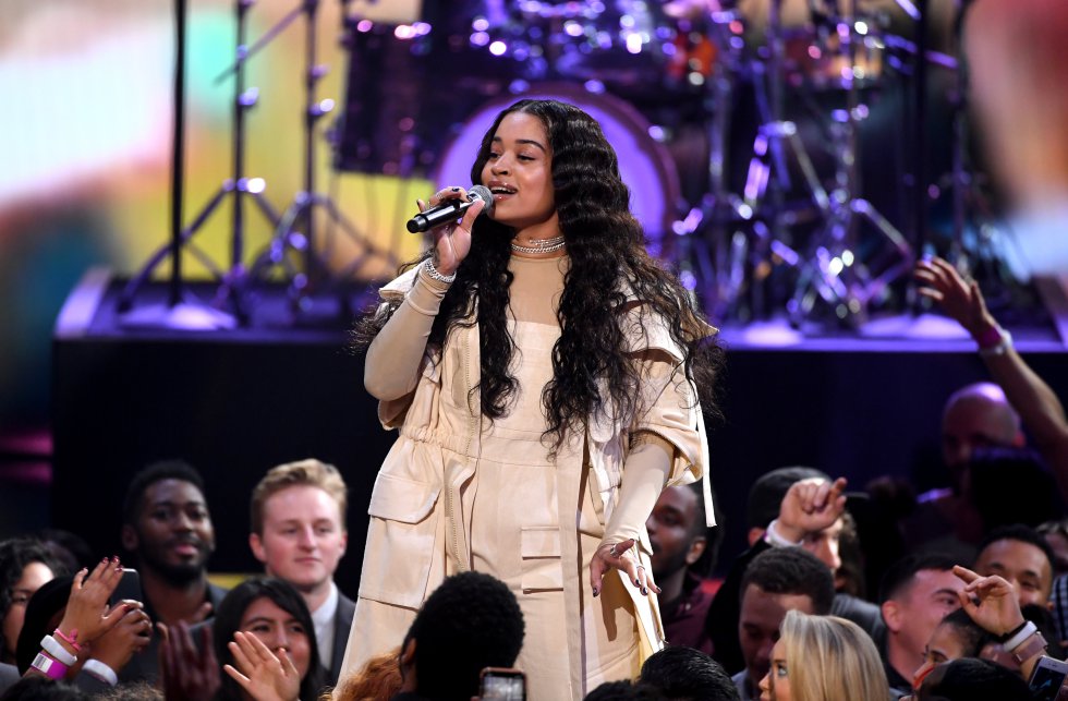 Camila con orquesta, Taylor y su cobra o el cuadro de Mariah Carey en los AMAs 2018