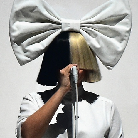 Los zapatos musicales de Sia