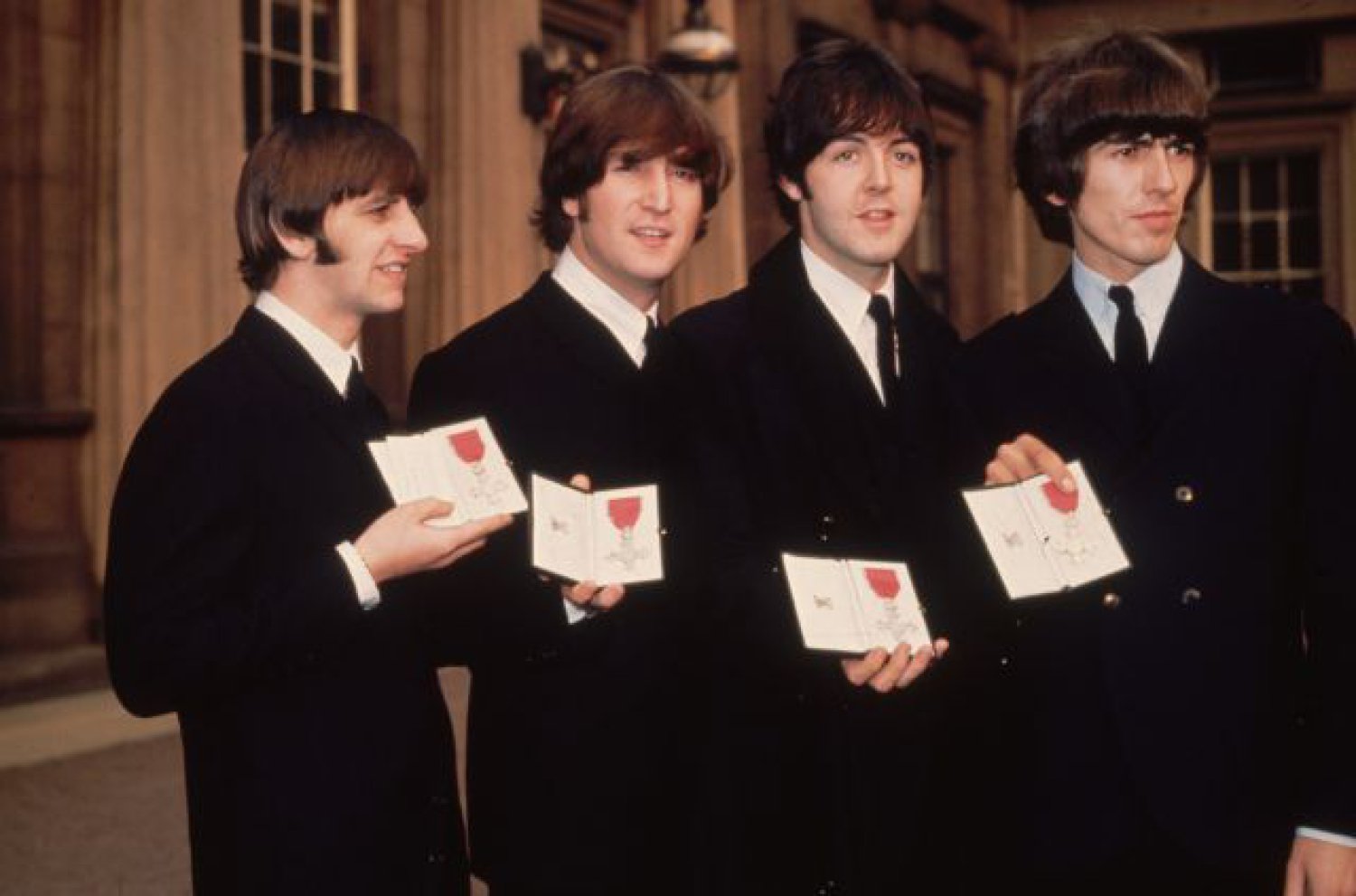 El día que los Beatles fueron condecorados y acabaron fumando un porro en el Palacio de Buckingham | LOS40 Classic | LOS40