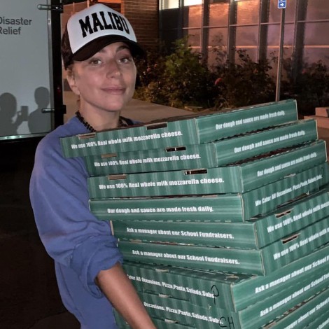Lady Gaga lleva pizza y café a los evacuados por los incendios de California