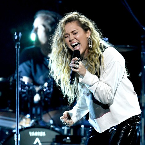 Miley Cyrus, Adam Levine, Metallica, Dave Grohl…Difícil no emocionarse con el tributo a Chris Cornell
