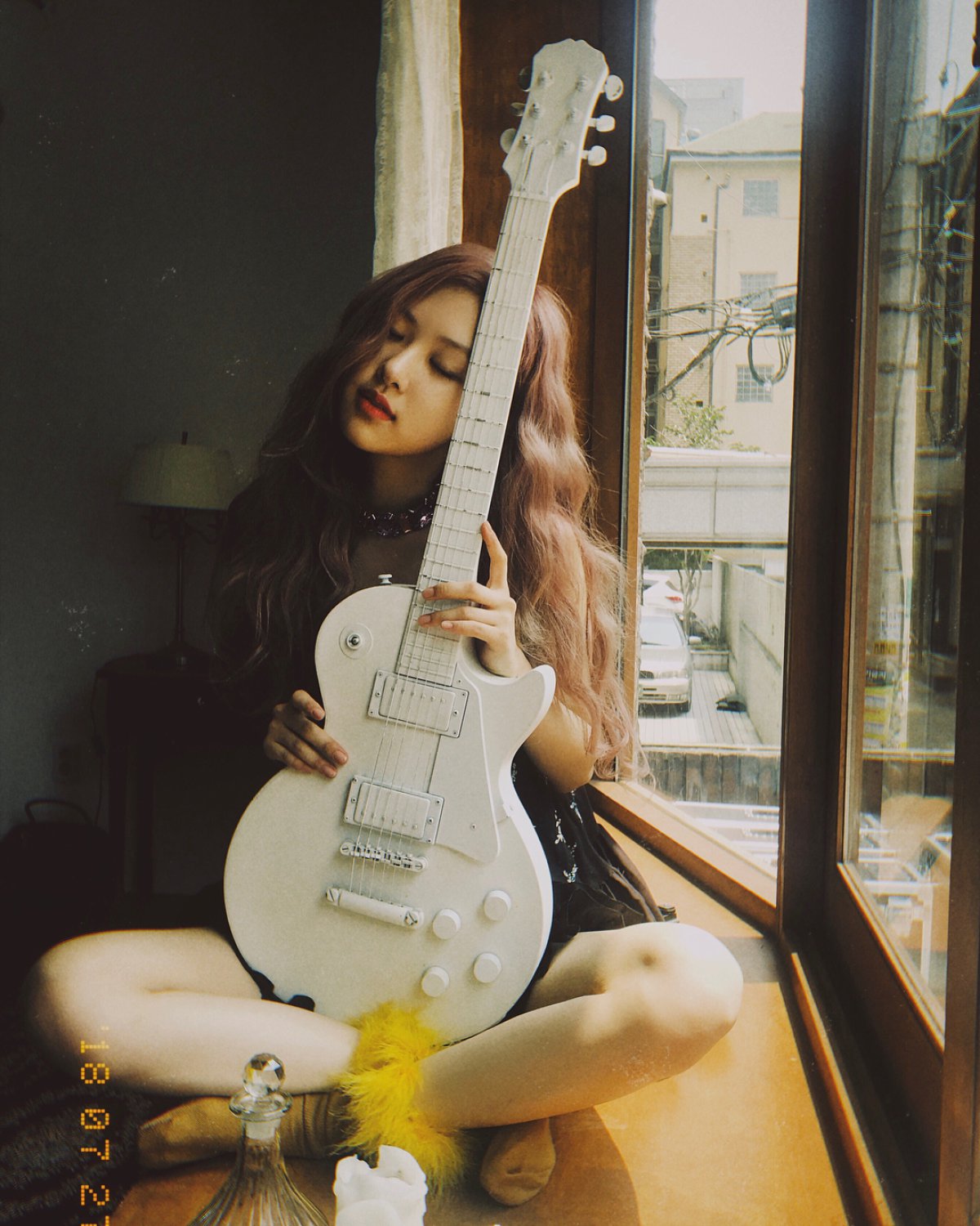 Además de ser cantante, también toca