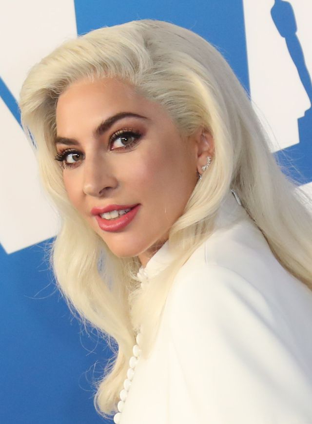 ¿Será capaz Lady Gaga de conseguir el triplete con Shallow?