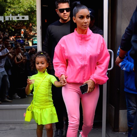 Kim Kardashian olvida a su hija y todas las cámaras lo graban