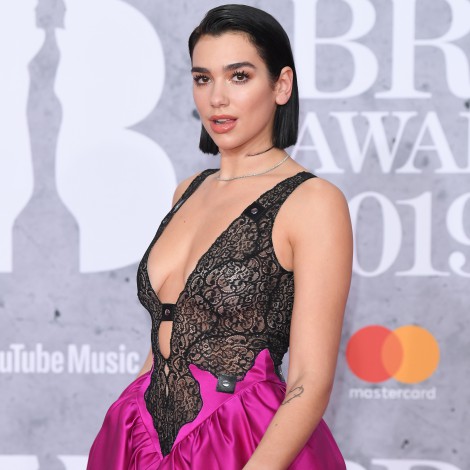Dua Lipa, al frente de las transparencias que llenan la alfombra roja de los Brit Awards