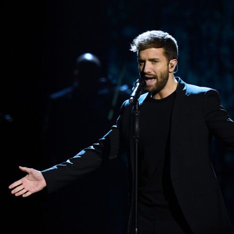 Laura Pausini bromea con los músculos de Pablo Alborán