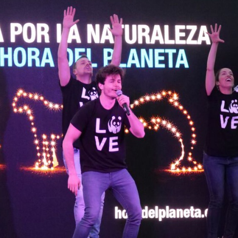 El Palacio Real se apaga tras la actuación de Miki en La Hora del Planeta