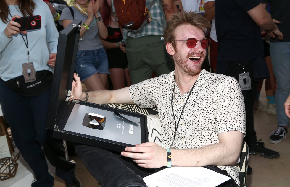 Finneas, el hermano de Billie Eilish recogió premio de youTube.