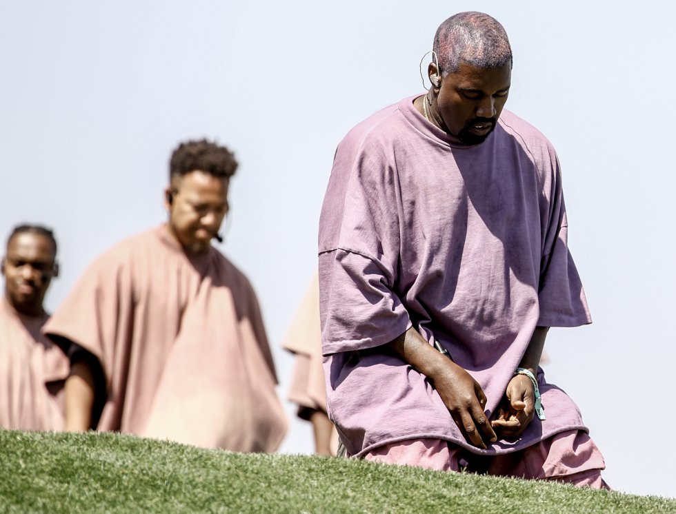 Kanye West aprovechó su rito religioso (que retransmitió por youTube y el IG de Kim Kardashian) para presentar una nueva canción: 'Water'.