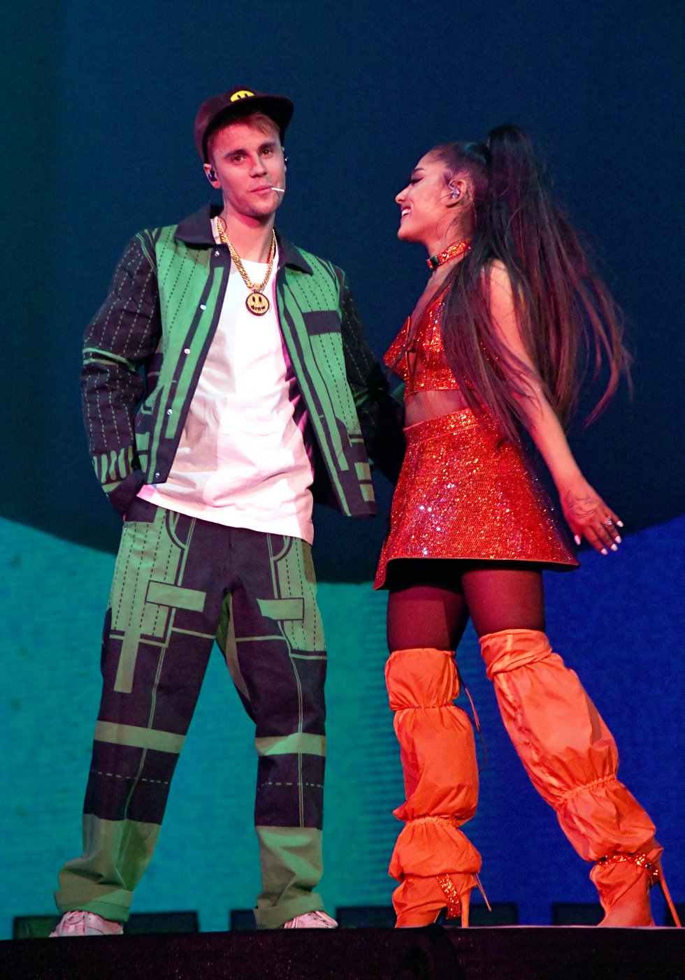 Ariana Grande invitó a Justin Bieber a su escenario y el canadiense anunció "álbum pronto". Hacía dos años que no cantaba en un escenario.