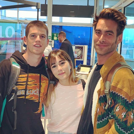 Jon Kortajarena se encuentra con Aitana y Miguel Bernardeau en el aeropuerto