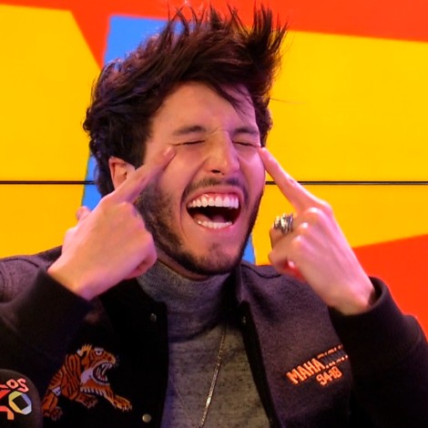 Sebastián Yatra termina encima de la mesa en el Emoji Challenge