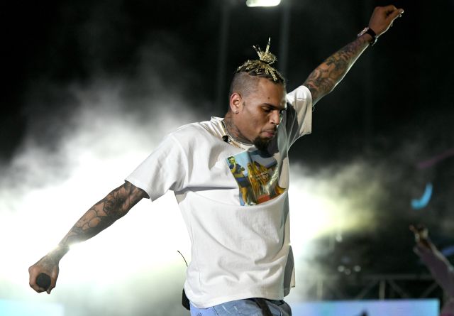 Chris Brown y Chvrches protagonizan un duro enfrentamiento en redes