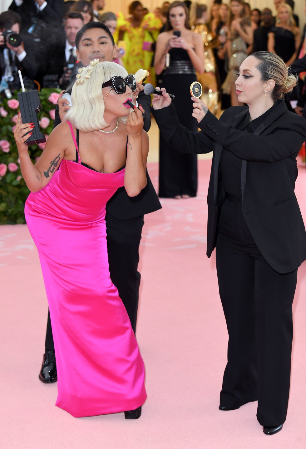 En su tercer estilismo, Lady Gaga perdió tela para lucir un vestido más ajustado. Su performance incluía retoques de maquillaje.