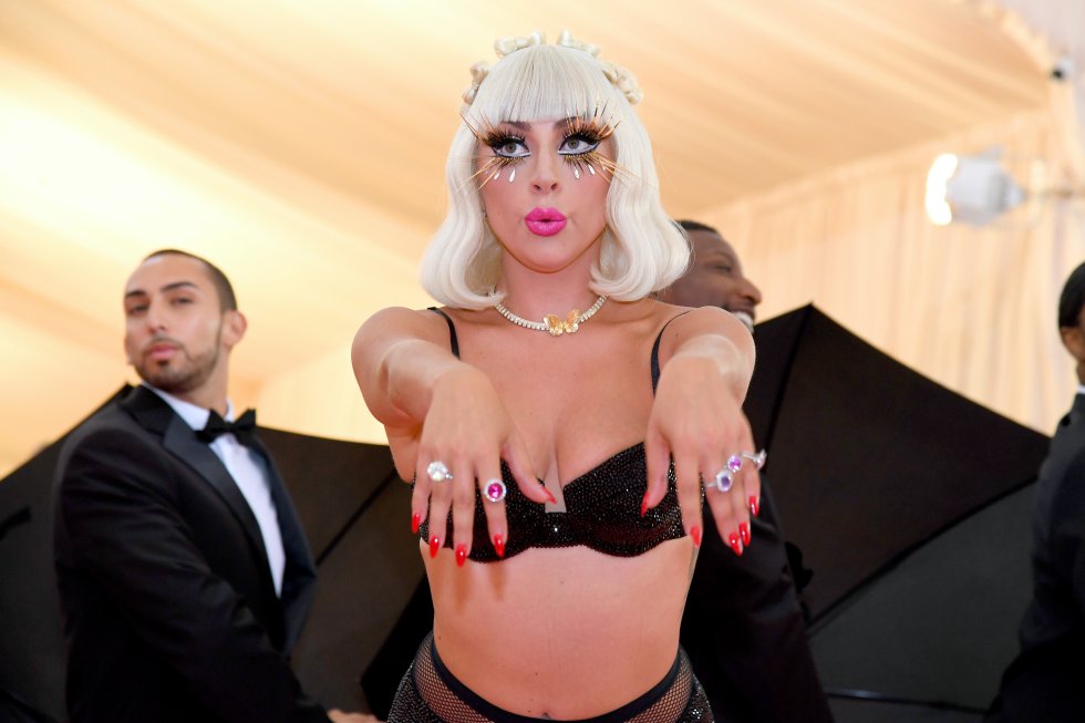 Ninguno es de compromiso pero Lady Gaga lució unos cuantos anillos.