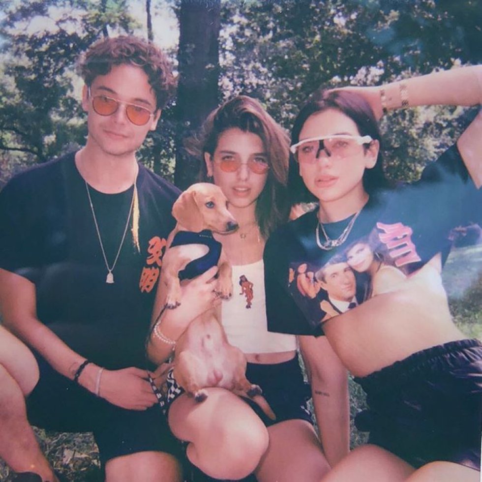 Dua Lipa abre su álbum de fotos familiar para felicitar a su hermana