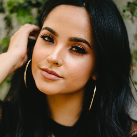 Becky G acompaña a Zayn en su viaje a 'Un Mundo Ideal'