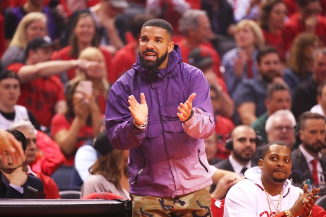 Drake vuelve a liarla en un partido de la NBA
