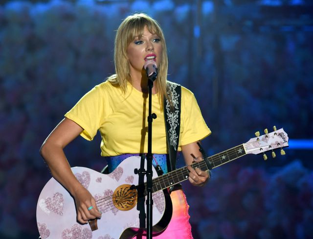 Unduh 97 Koleksi Gambar Gitar Taylor Swift Paling Baru Gratis HD